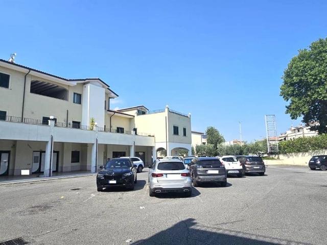 Locale Commerciale in affitto a Acquaviva, Roma Capitale