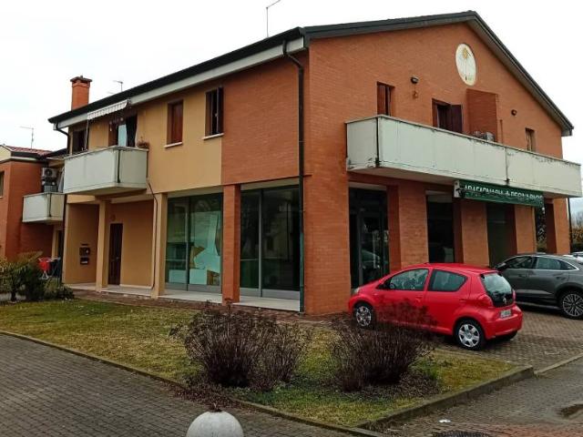 Locale Commerciale in affitto a Nervesa Della Battaglia, Veneto
