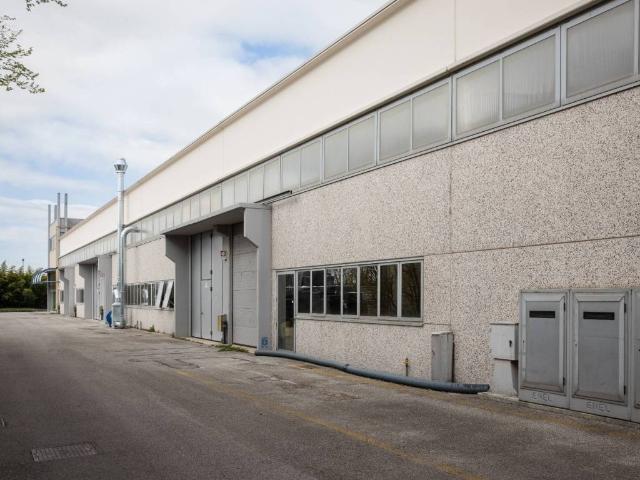 Locale Commerciale in affitto a Nervesa Della Battaglia, Veneto