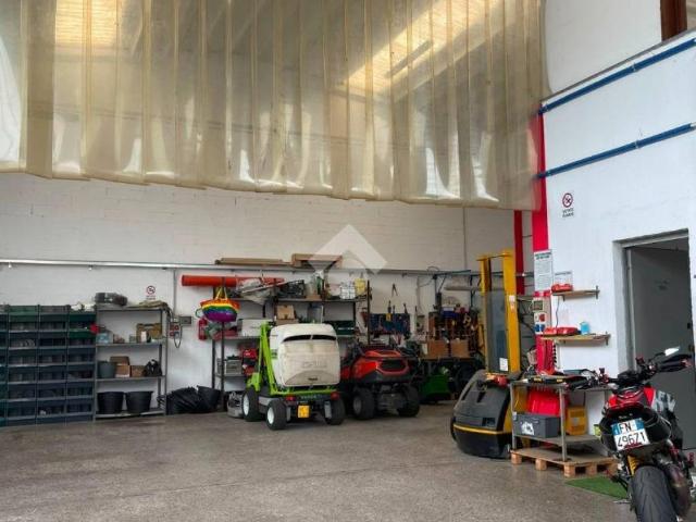 Locale Commerciale in affitto a Cantone, Nerviano