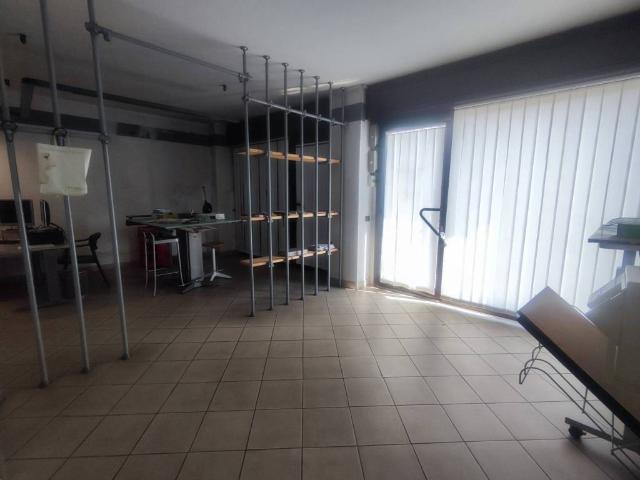 Locale Commerciale in affitto a Nerviano, Lombardia