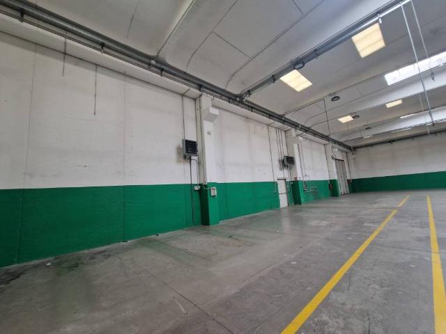 Locale Commerciale in affitto a Cantone, Nerviano