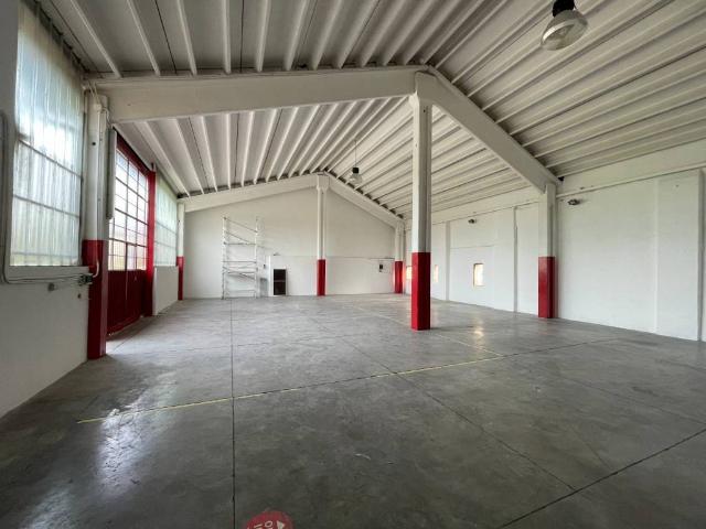 Locale Commerciale in affitto a Nerviano, Lombardia