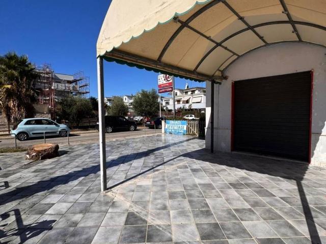 Locale Commerciale in affitto a Cioccati, Roma Capitale