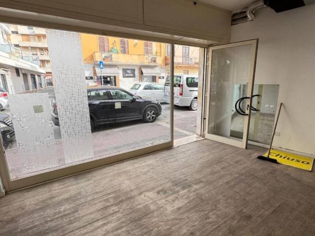 Locale Commerciale in affitto a Cretarossa, Roma Capitale