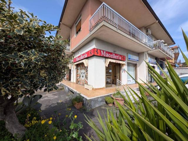 Locale Commerciale in affitto a Nicolosi, Sicilia