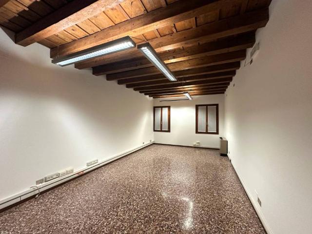 Locale Commerciale in affitto a Noale, Veneto