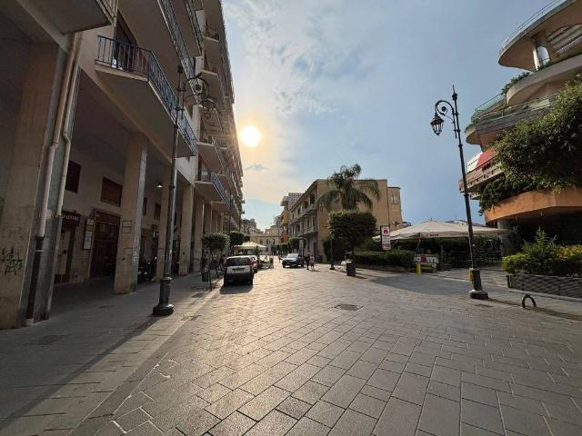 Locale Commerciale in affitto a Piedimonte, Nocera Inferiore
