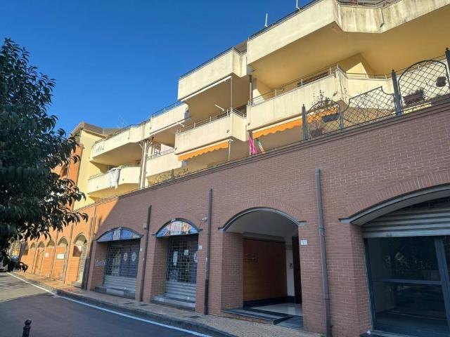 Locale Commerciale in affitto a Nocera Superiore, Campania