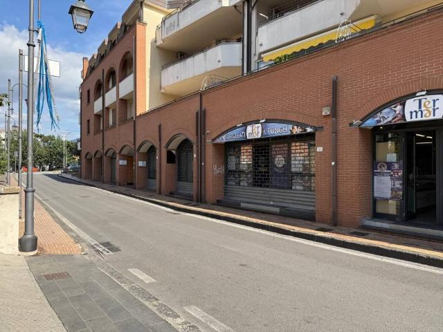 Locale Commerciale in affitto a Nocera Superiore, Campania