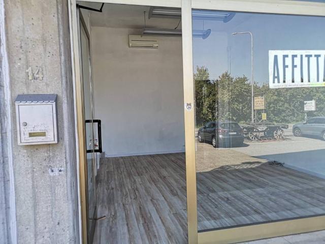 Locale Commerciale in affitto a Ponte Taro, Noceto