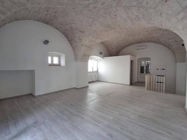 Locale Commerciale in affitto a Puglia, Bari