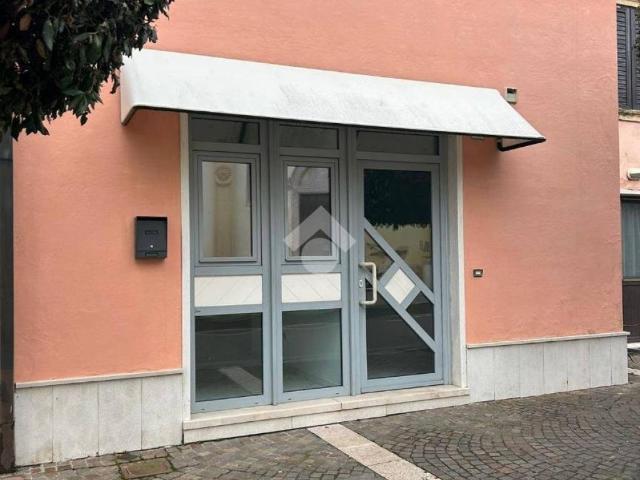 Locale Commerciale in affitto a Nogarole Rocca, Veneto