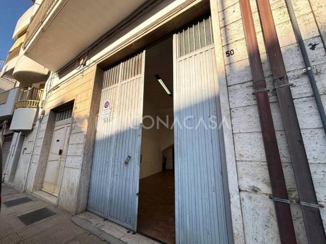 Locale Commerciale in affitto a Puglia, Bari