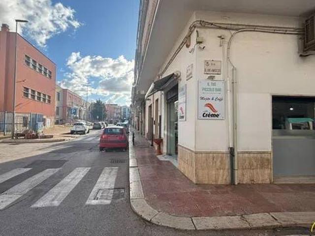 Locale Commerciale in vendita a Puglia, Bari