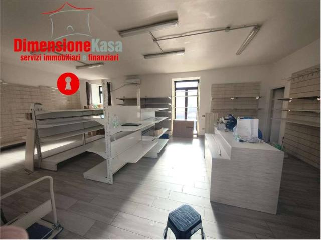 Locale Commerciale in affitto a San Felice A Cancello, Campania