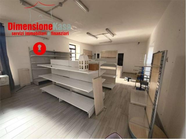 Locale Commerciale in affitto a San Felice A Cancello, Campania