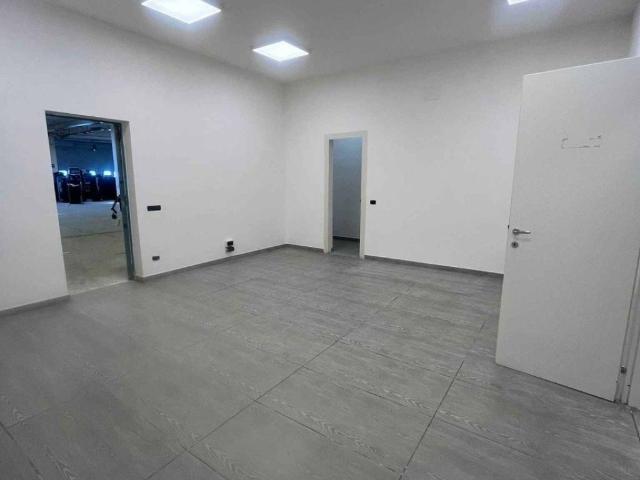 Locale Commerciale in affitto a Nola, Campania
