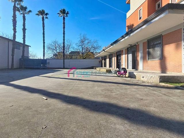 Locale Commerciale in affitto a Nola, Campania