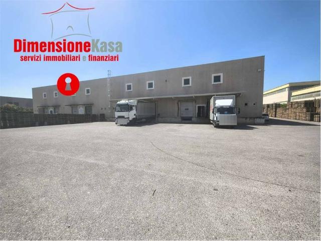 Locale Commerciale in affitto a Nola, Campania