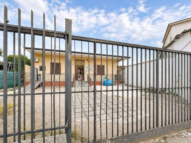 Locale Commerciale in affitto a Nola, Campania