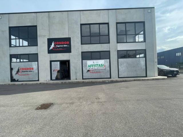 Locale Commerciale in affitto a Nola, Campania