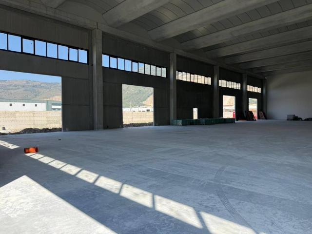 Locale Commerciale in affitto a Nola, Campania