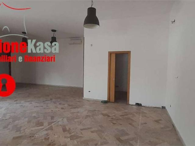 Locale Commerciale in affitto a Nola, Campania