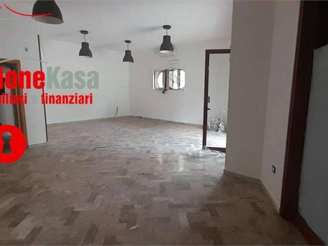 Locale Commerciale in affitto a Nola, Campania