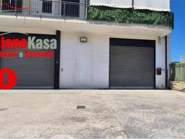 Locale Commerciale in affitto a Nola, Campania