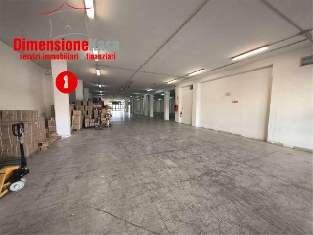 Locale Commerciale in affitto a Nola, Campania