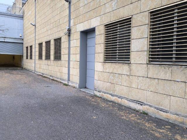 Locale Commerciale in affitto a Nola, Campania