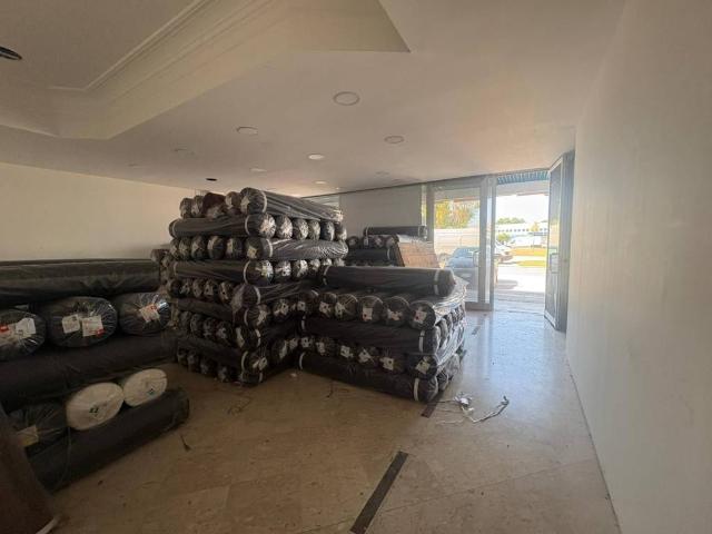 Locale Commerciale in affitto a San Felice A Cancello, Campania