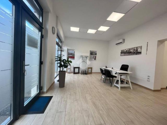 Locale Commerciale in affitto a Nova Milanese, Lombardia