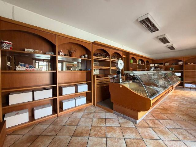 Locale Commerciale in affitto a Nova Milanese, Lombardia