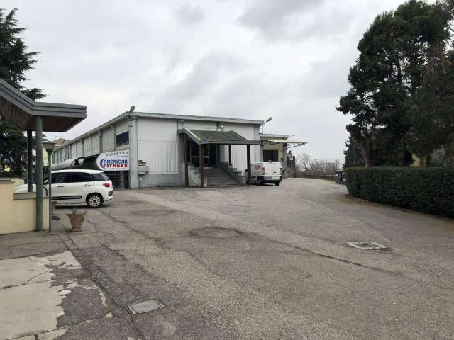 Locale Commerciale in affitto a Piemonte, Novara