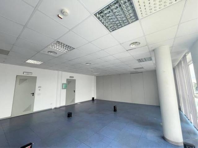 Locale Commerciale in affitto a Piemonte, Novara