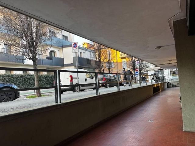 Locale Commerciale in affitto a Novate Milanese, Lombardia