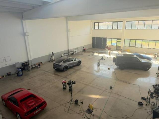 Locale Commerciale in affitto a Novate Milanese, Lombardia