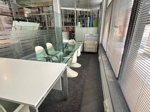Locale Commerciale in affitto a Novate Milanese, Lombardia