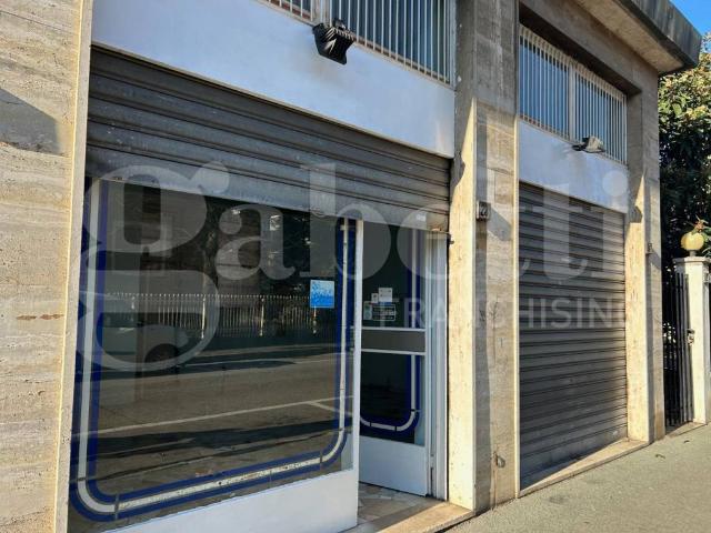Locale Commerciale in affitto a Novate Milanese, Lombardia