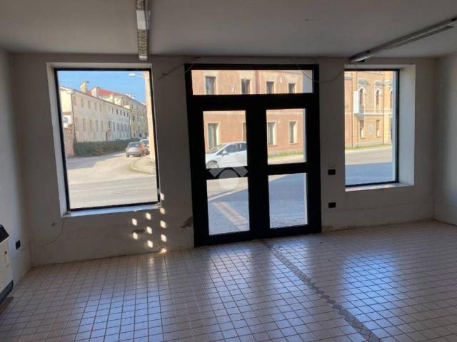 Locale Commerciale in affitto a Nove, Veneto
