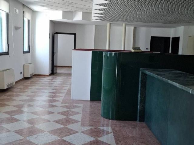 Locale Commerciale in affitto a Nove, Veneto