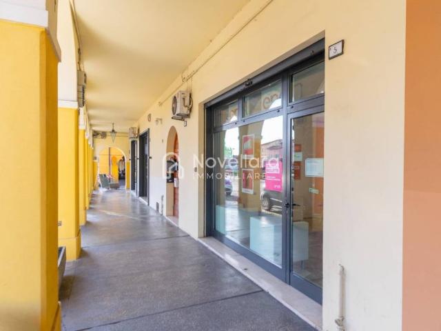 Locale Commerciale in affitto a Bassa Reggiana, Re