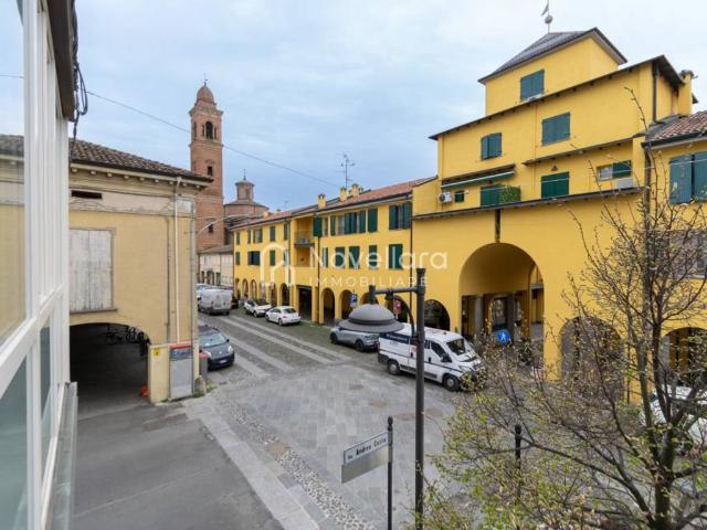Locale Commerciale in affitto a Bassa Reggiana, Re