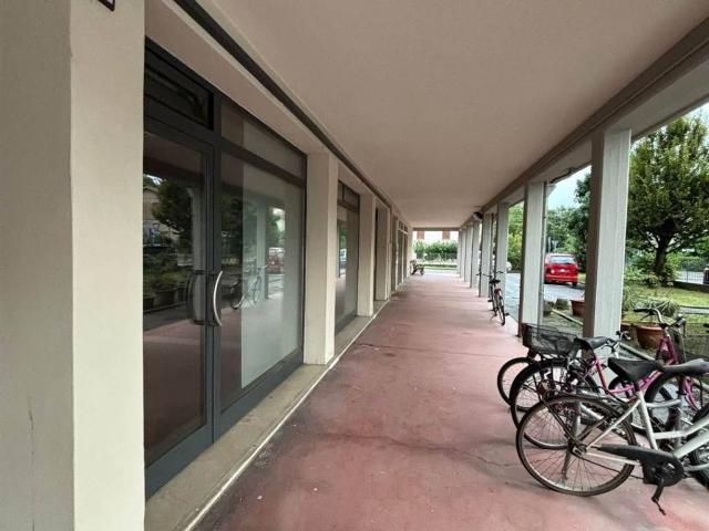 Locale Commerciale in affitto a Bassa Reggiana, Re