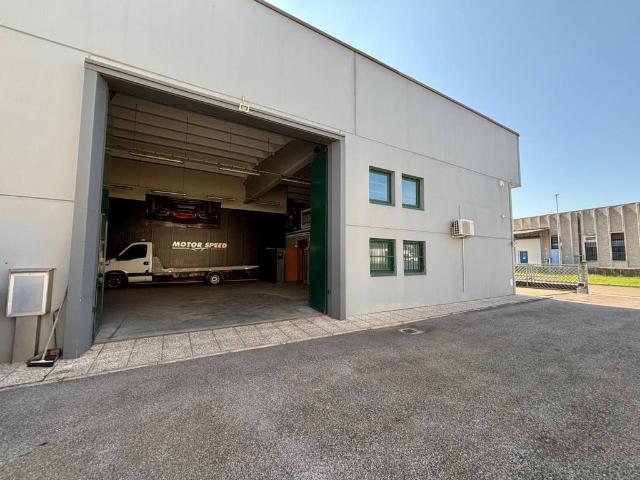 Locale Commerciale in affitto a Unione delle Terre d'Argine, Novi Di Modena