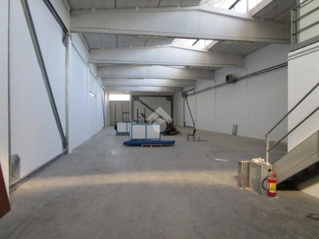 Locale Commerciale in affitto a Unione delle Terre d'Argine, Novi Di Modena