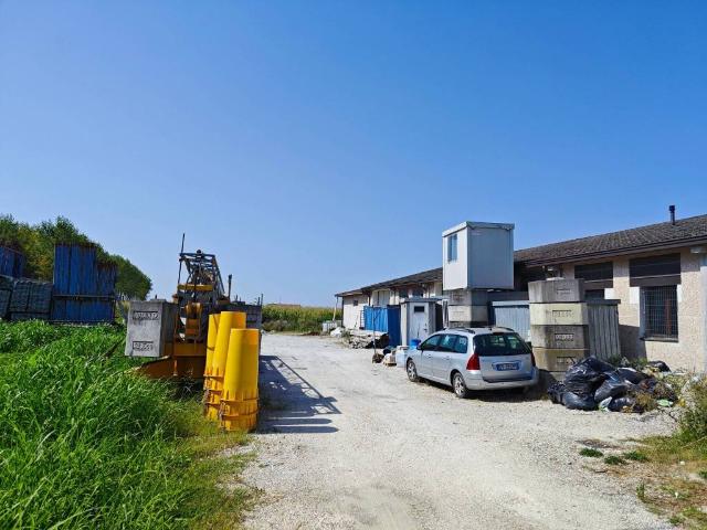 Locale Commerciale in affitto a Unione delle Terre d'Argine, Novi Di Modena