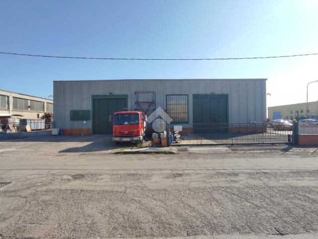 Locale Commerciale in affitto a Unione delle Terre d'Argine, Novi Di Modena